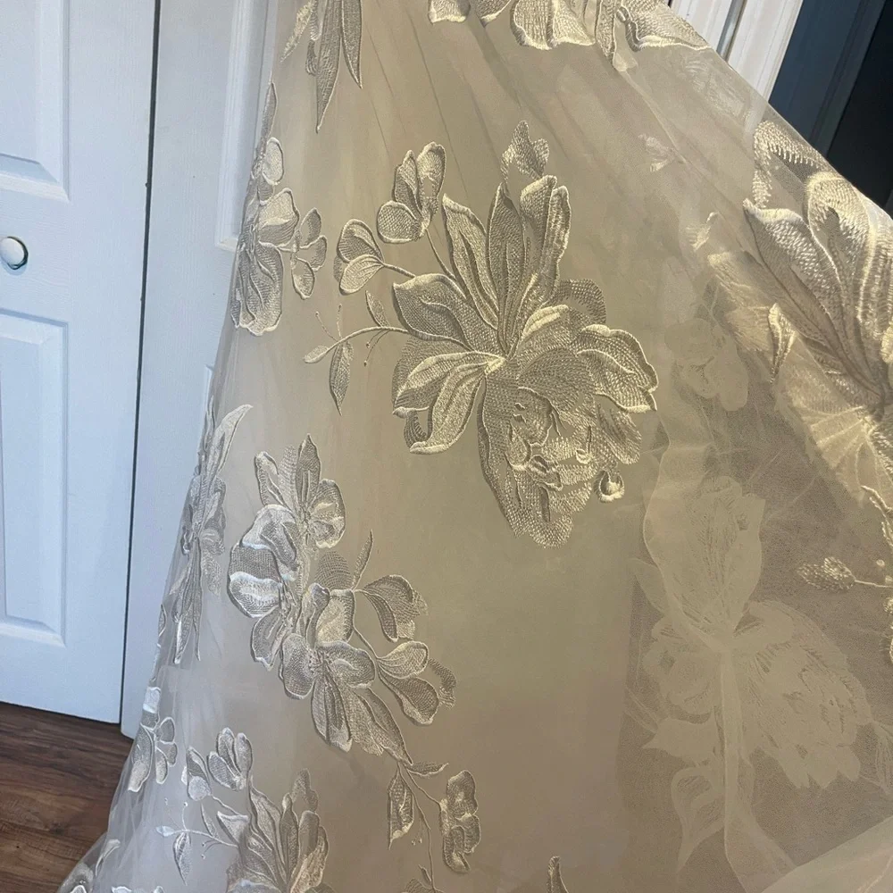 Brand new size 10 elegant beautiful wedding dress